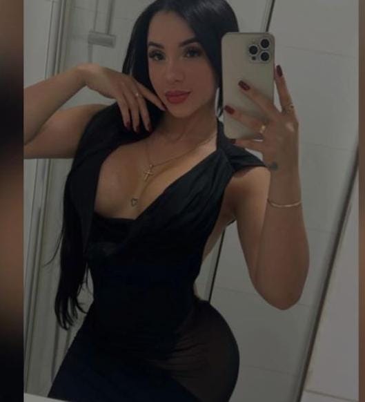 695498521 HILARY VENEZOLA ESTRECHITA