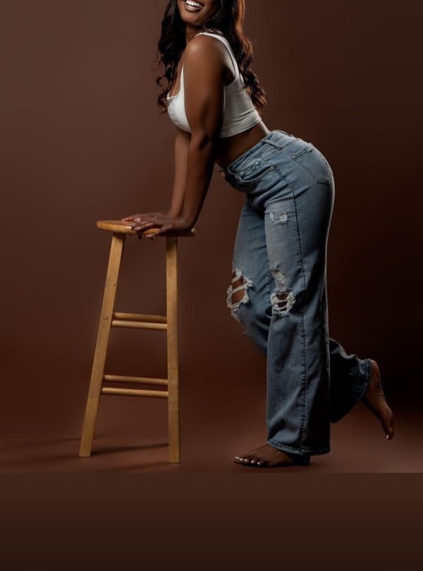 SOY MIKAELA. TENGO 22 AÑOS