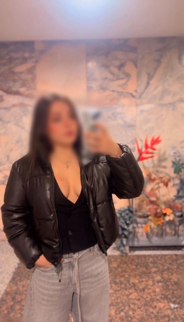 Divertida jovencita aquí para complacerte