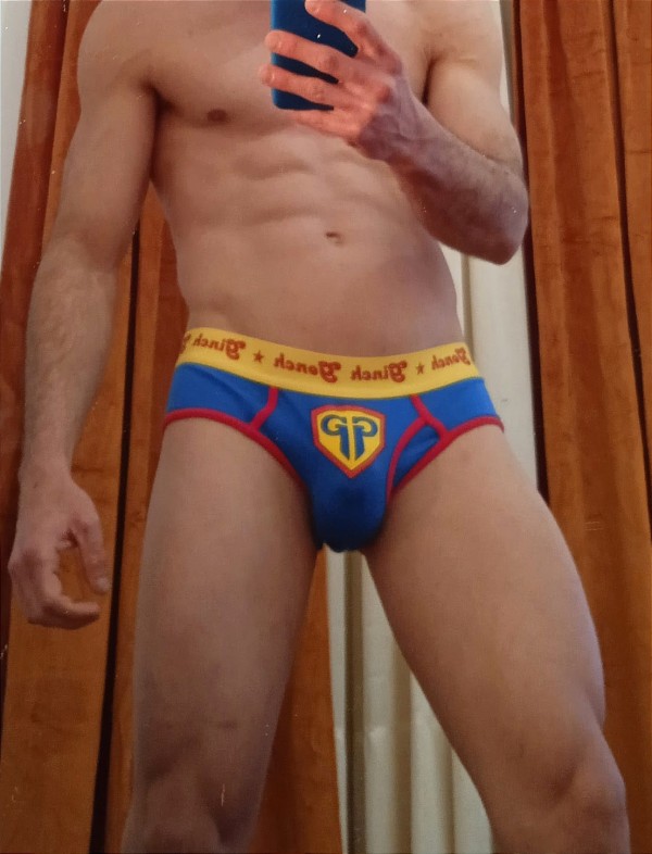 Chico latino guapo para chicas y maduras solventes