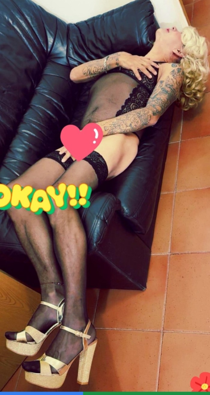 Seductora implicada rubia juguetona