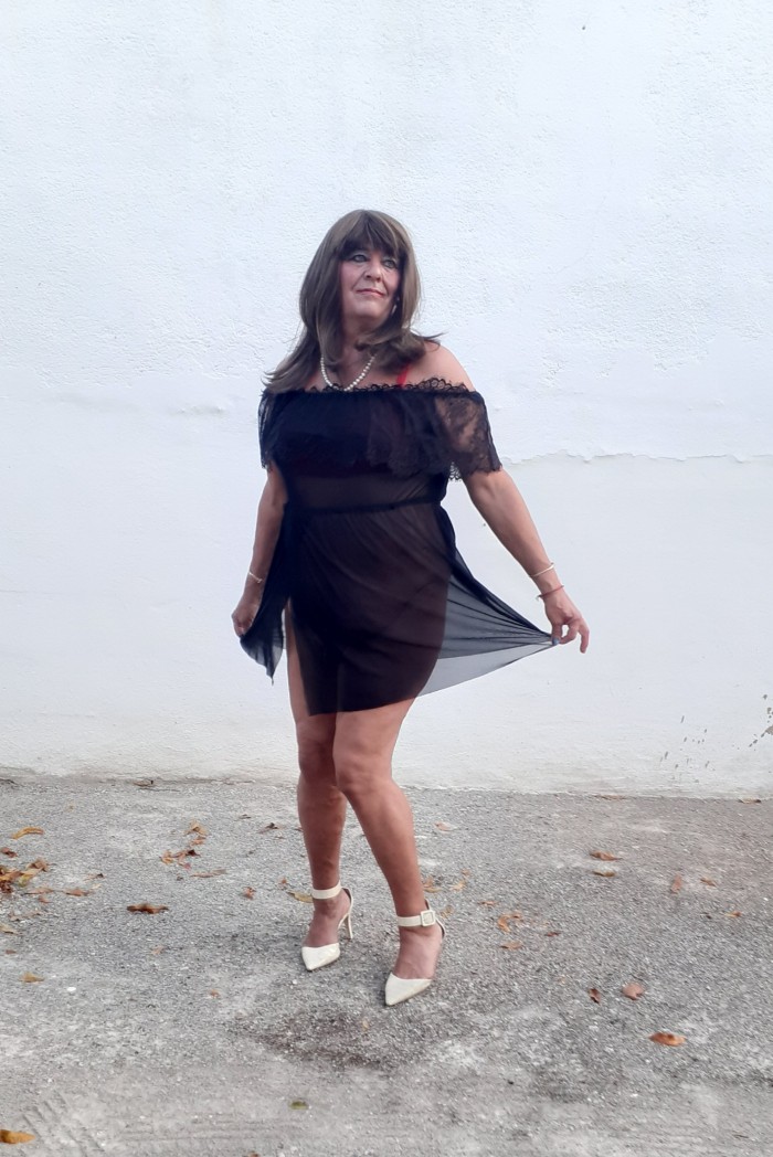 Hombre madurito bisex se viste de mujer