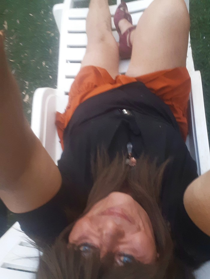 Hombre madurito bisex se viste de mujer