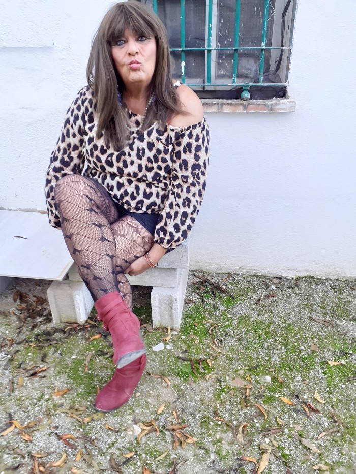 Hombre madurito bisex se viste de mujer