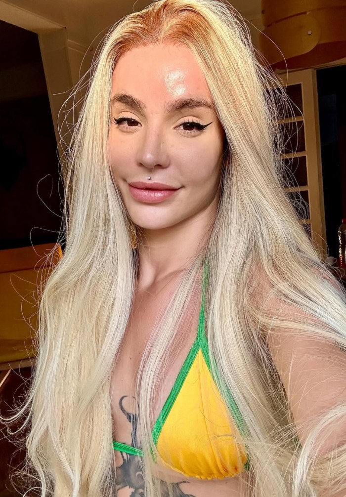 TRAVESTI CON RICA POLLA Y HERMOSA TETAS