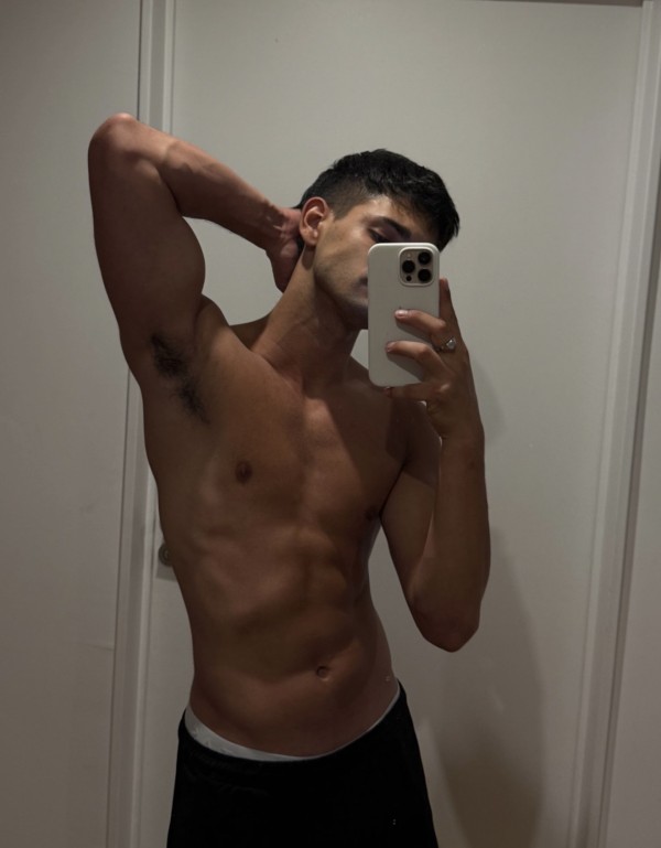 Boy latino nuevo por la rosaleda Málaga