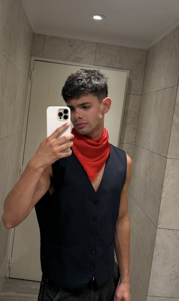 Boy latino nuevo por la rosaleda Málaga