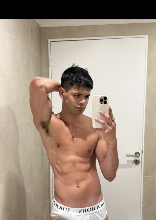 Boy latino nuevo por la rosaleda Málaga