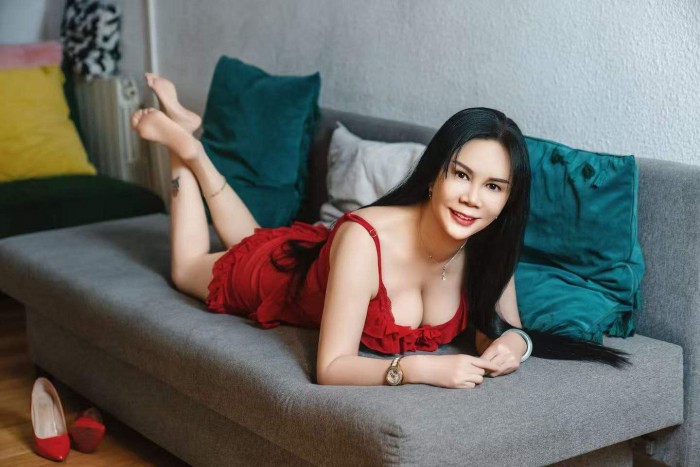 Asiátia ardiente muy zorra en la cama