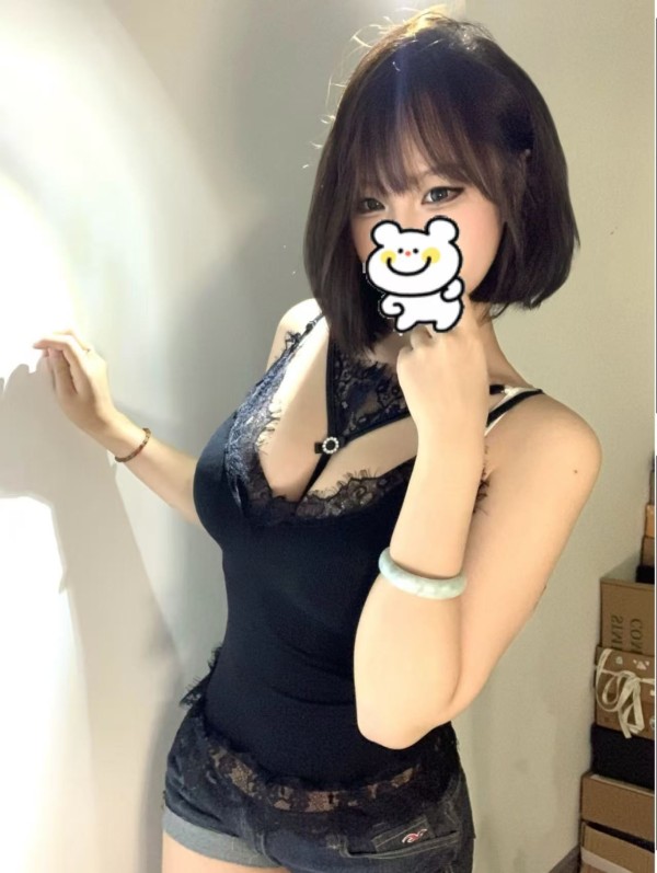 JOVEN Y ATRACTIVA ASIÁTICA EN Ventas