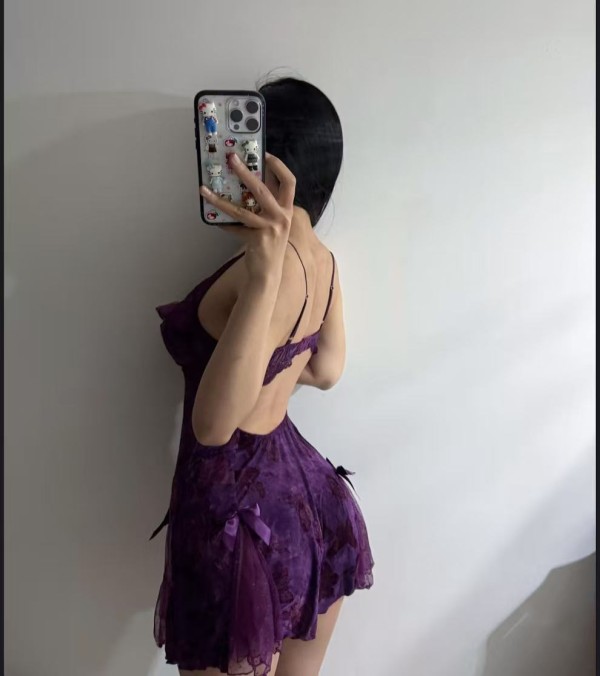 JOVEN Y ATRACTIVA ASIÁTICA EN Ventas