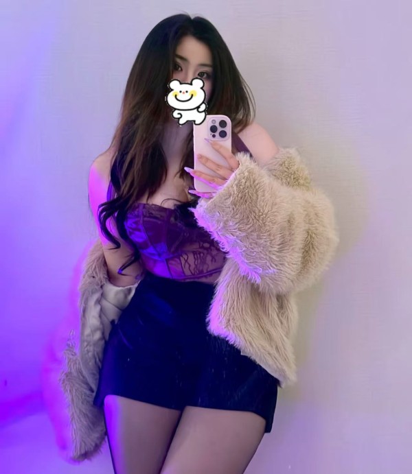 JOVEN Y ATRACTIVA ASIÁTICA EN Ventas