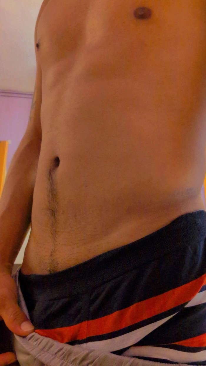 Joven guapo activo cachondo bien dotado