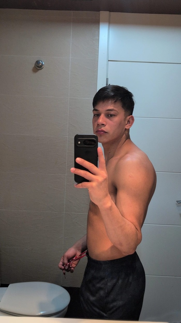 Joven guapo activo cachondo bien dotado