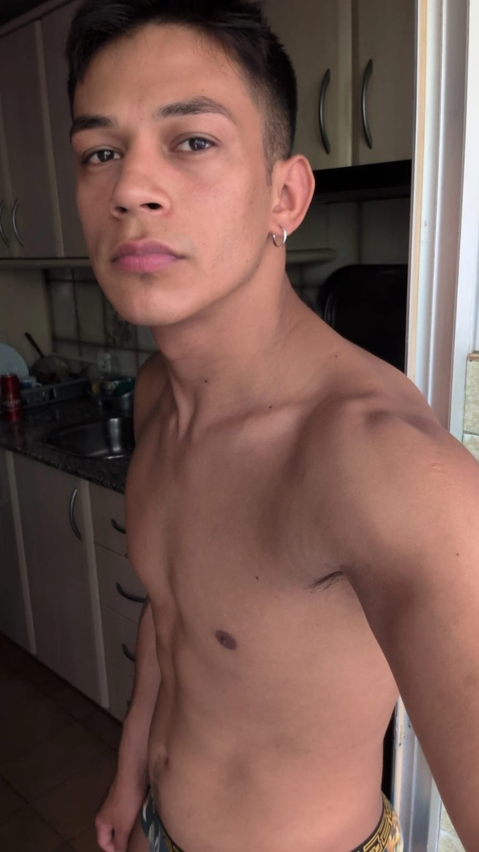 Joven guapo activo cachondo bien dotado