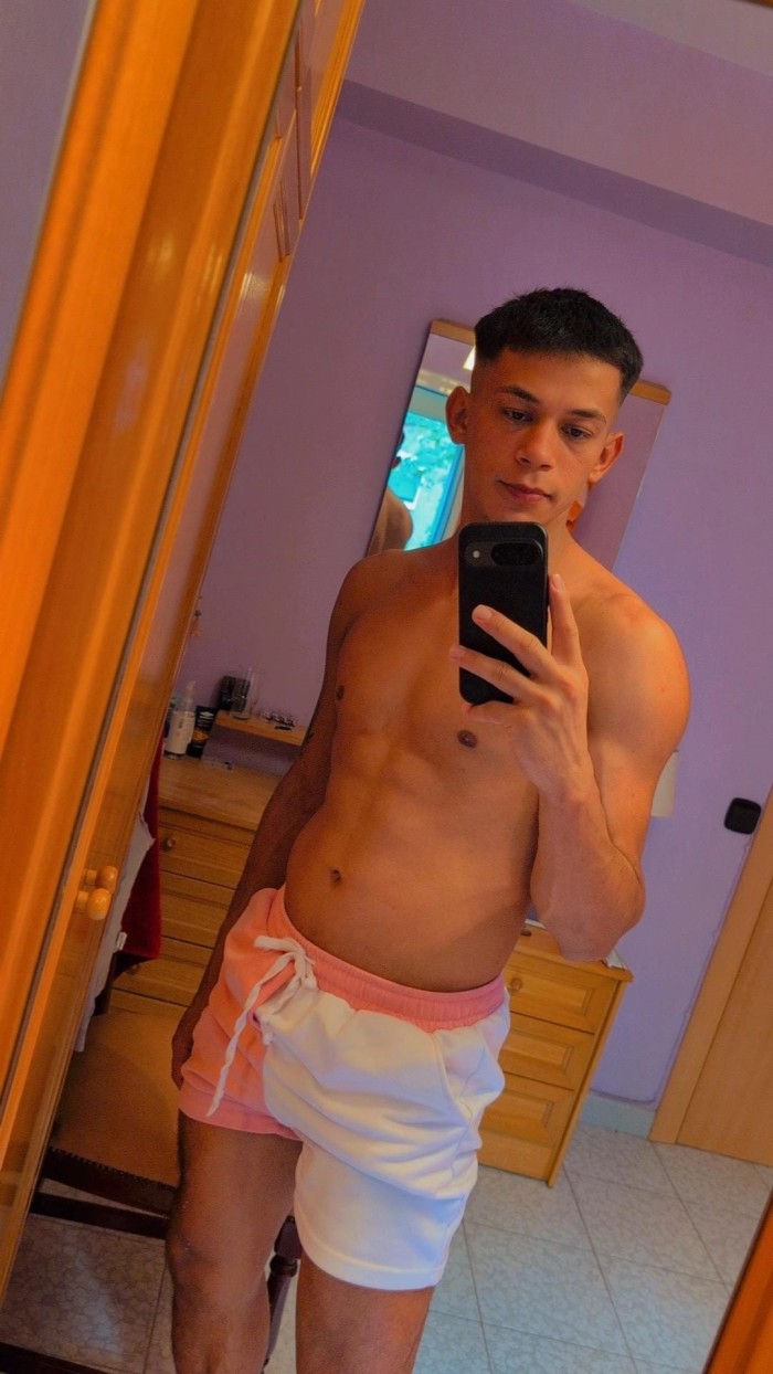 Joven guapo activo cachondo bien dotado