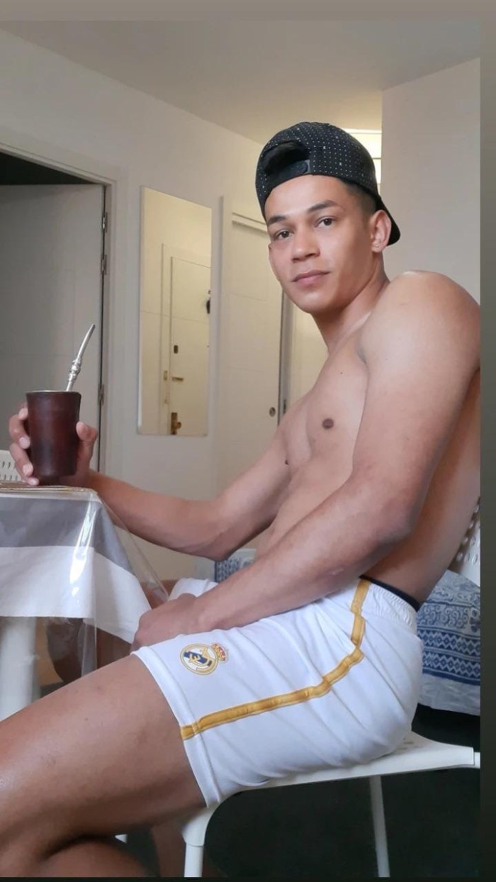 Joven guapo activo cachondo bien dotado
