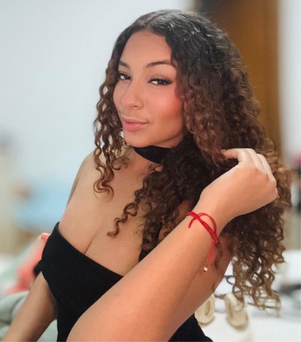 SOY   KARLA     CHICA MUY ENROLLADA Y MUY COMPLACIENTE