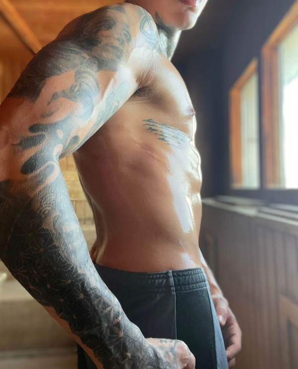 NIÑATO DEPORTISTA, MODELO COLOMBIANO. SUITE PRIVADA