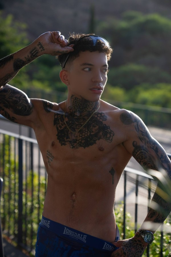 NIÑATO DEPORTISTA, MODELO COLOMBIANO. SUITE PRIVADA