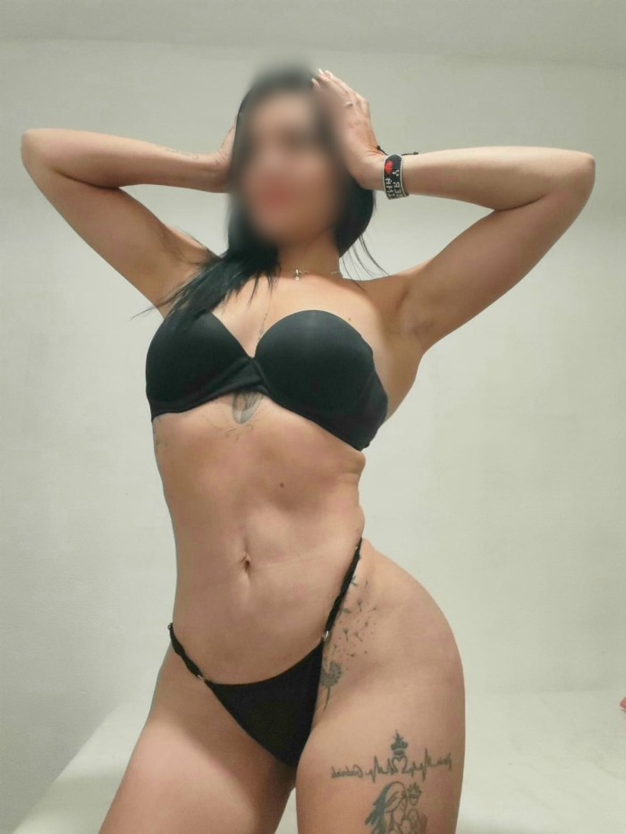 Chica delgada natural sexy