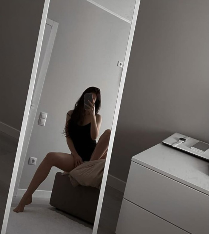 Chica delgada sexy guapa dispuesta