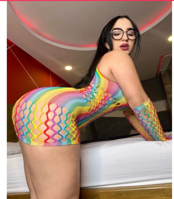 TU PUTiCA SIN BRAGUITAS CACHONDA