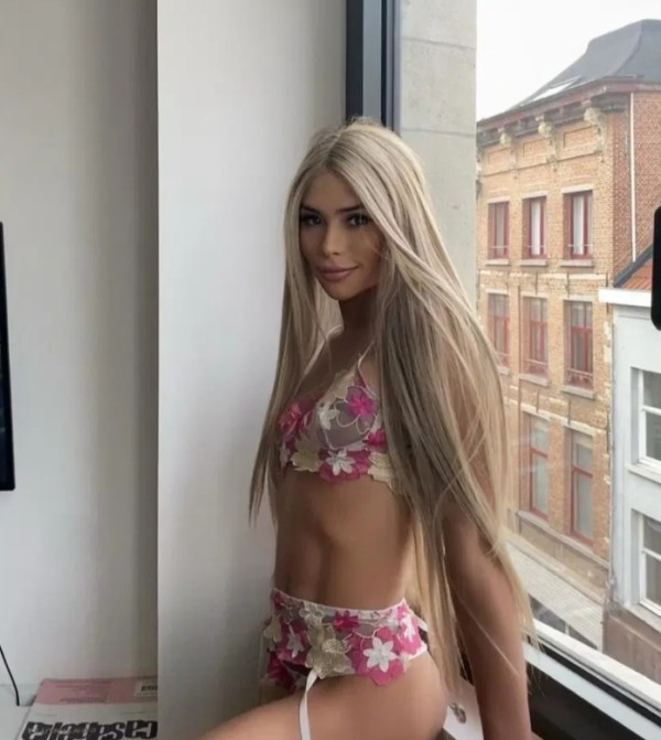 Chica trans recién llegada ambar