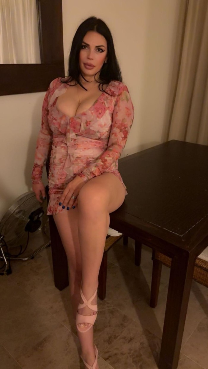 Espectacular Mónica Diosa Completa y Complaciente