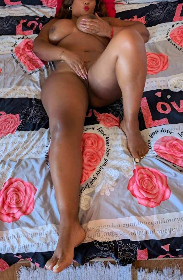 La cama cariñosa complaciente y juguetona