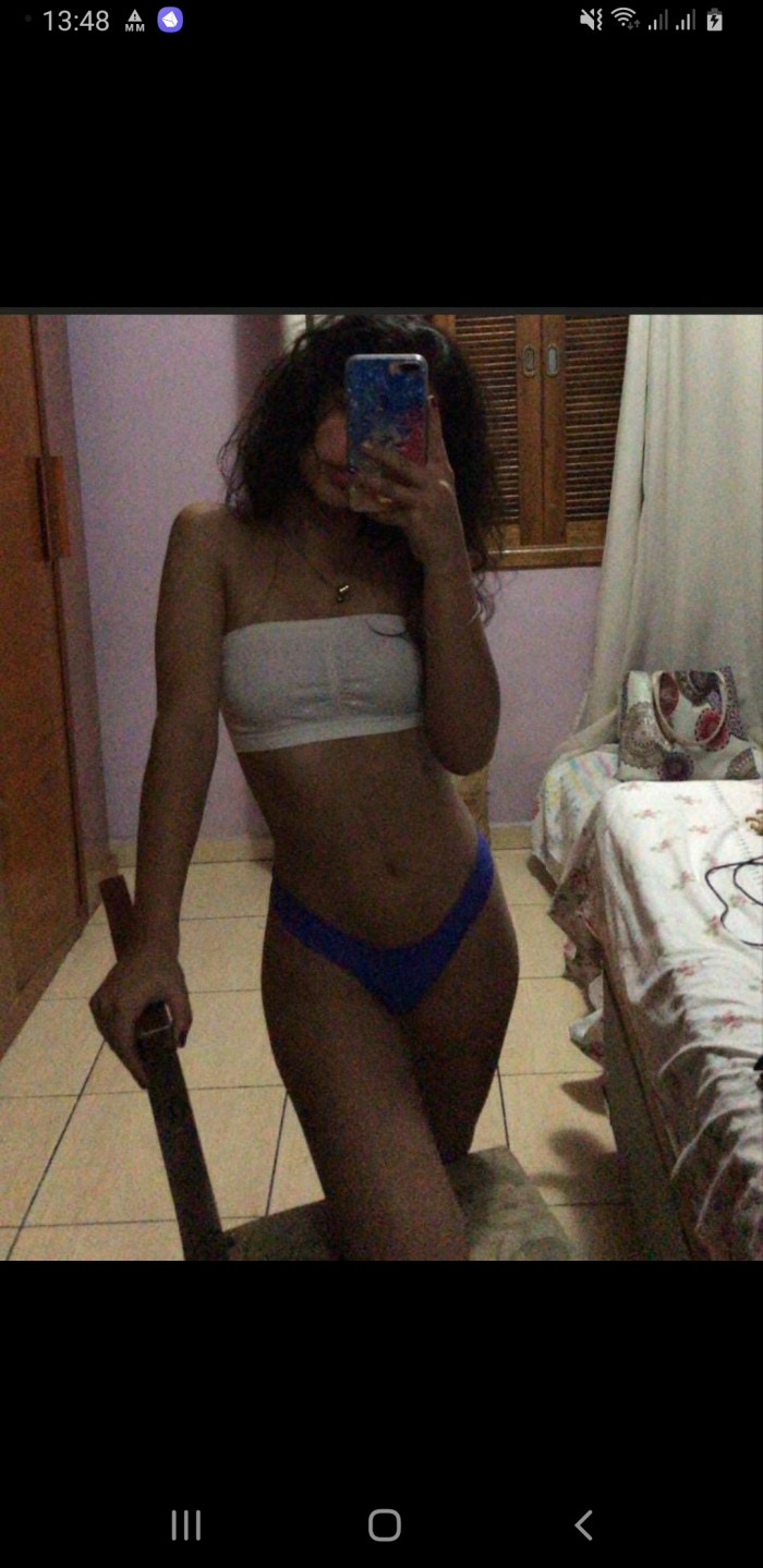 Jovencita juguetona dispuesta a complacerte