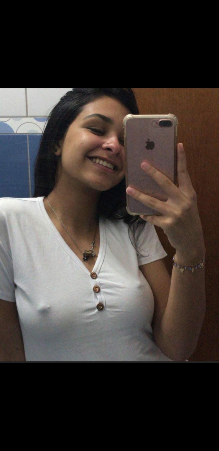 Jovencita juguetona y mojada