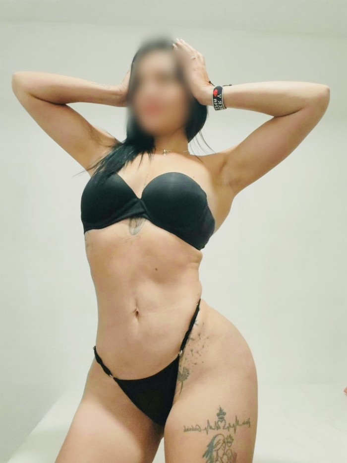 Joven morena guapa de lujo
