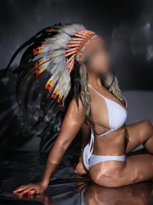 POR HUELVA, COLOMBIANA DE LUJO MORBOSA Y SIN LÍMITES