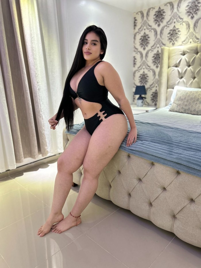 joven atractiva, elegante con excelentes curvas