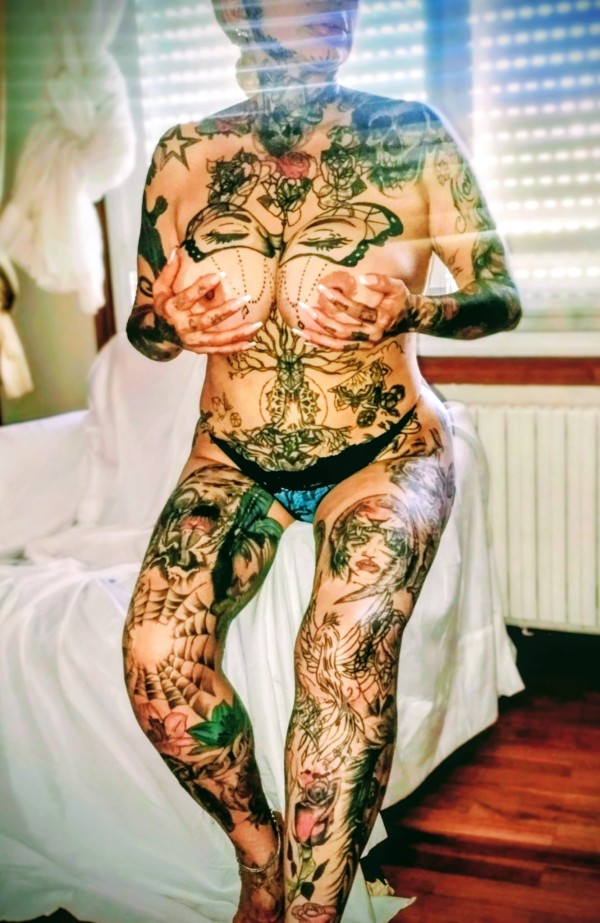 JUGUETONA Y COMPLACIENTE