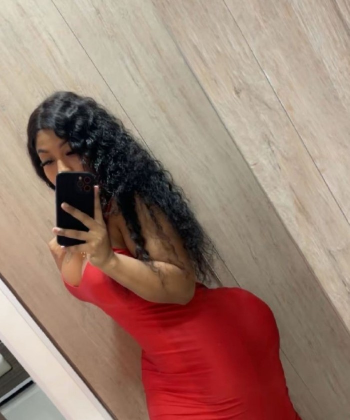 Morena con curvas jovencita de 22 años golosa con amigas