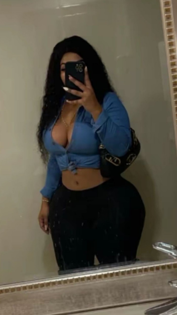 Morena con curvas jovencita de 22 años golosa con amigas