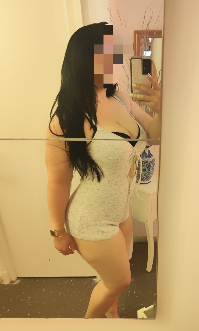 EVA, ESPAÑOLA FIESTERA, GUARRA Y COMPLACIENTE