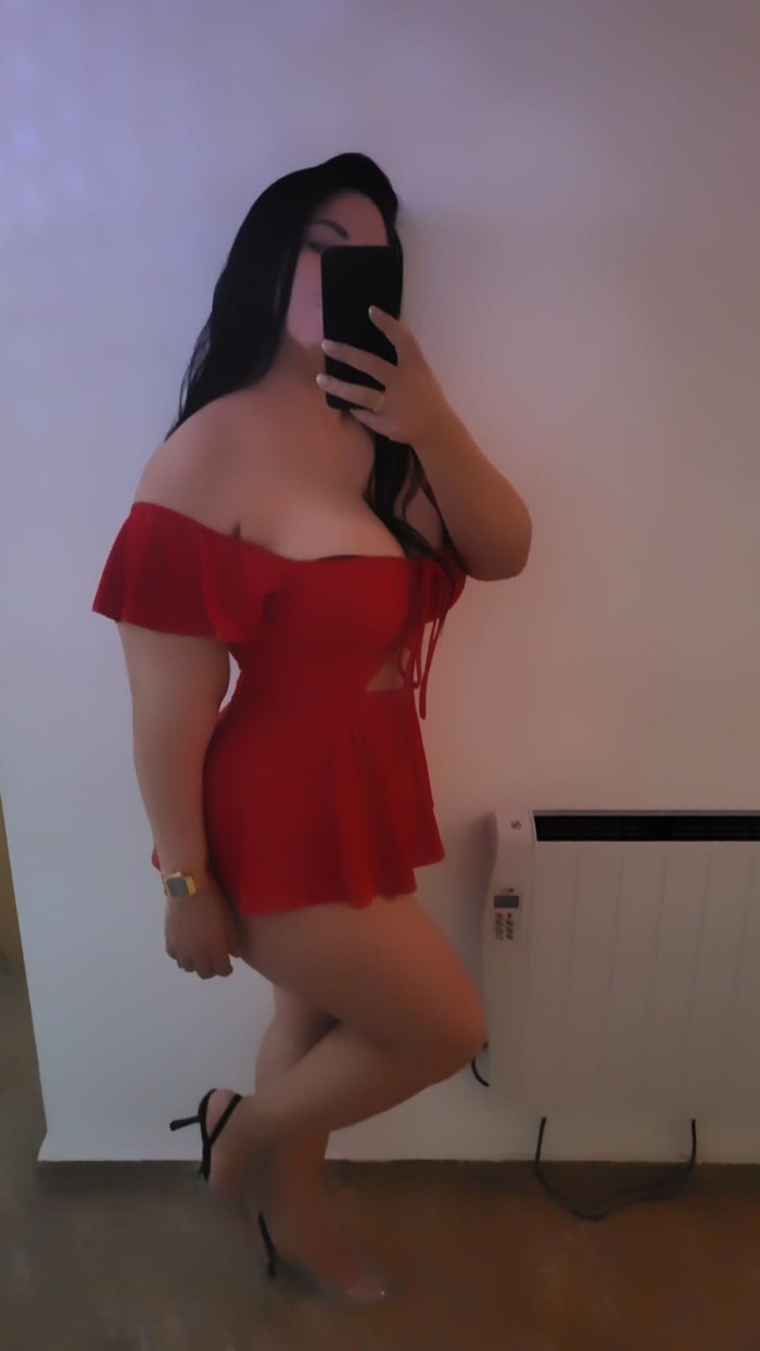 EVA, ESPAÑOLA FIESTERA, GUARRA Y COMPLACIENTE