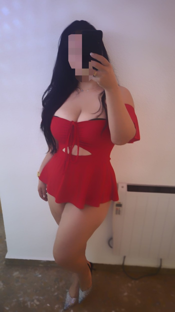 EVA, ESPAÑOLA FIESTERA, GUARRA Y COMPLACIENTE