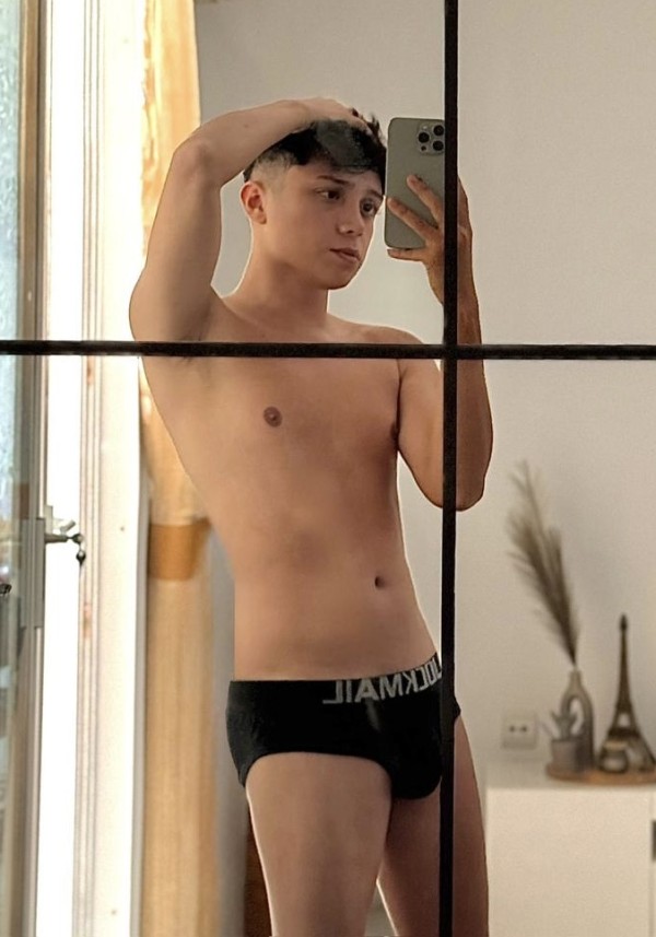 CHAVAL DE 19 AÑOS. PISO DE LUJO INDEPENDIENTE. FUENGIROLA