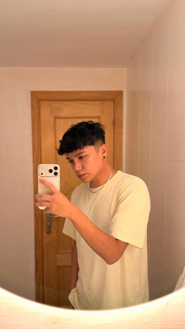 CHAVAL DE 19 AÑOS. PISO DE LUJO INDEPENDIENTE. FUENGIROLA