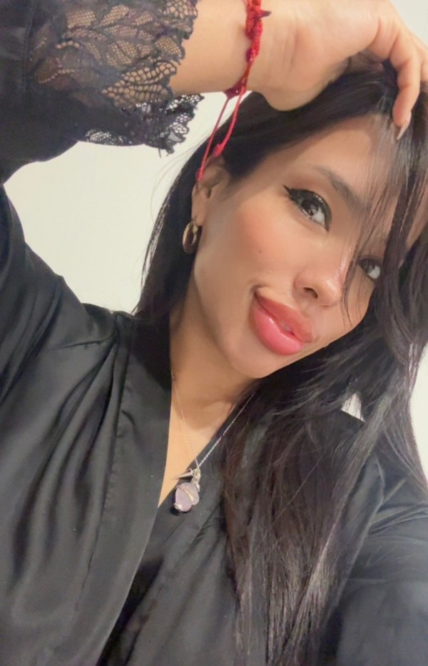 Naomi hermosa latina con ganas de disfrutar a tope