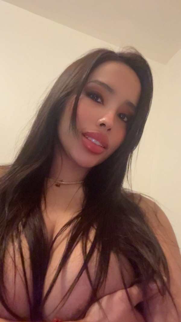 Naomi hermosa latina con ganas de disfrutar a tope