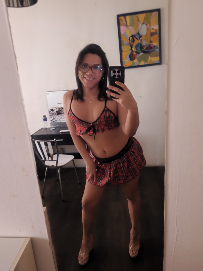 Morena venezolana complaciente discreta disp. Ahor