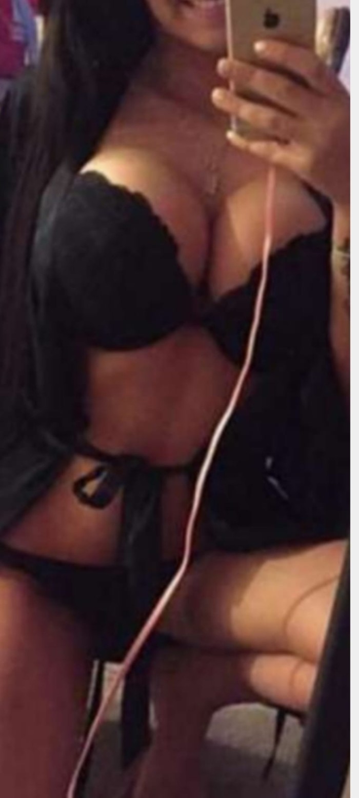 Implicada cariñosa pechos grandes naturales