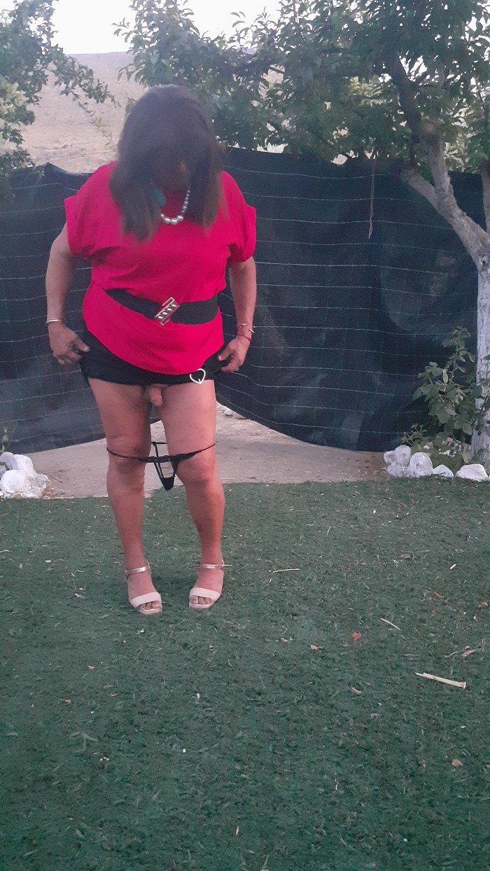 Hombre madurito bisex se viste de mujer