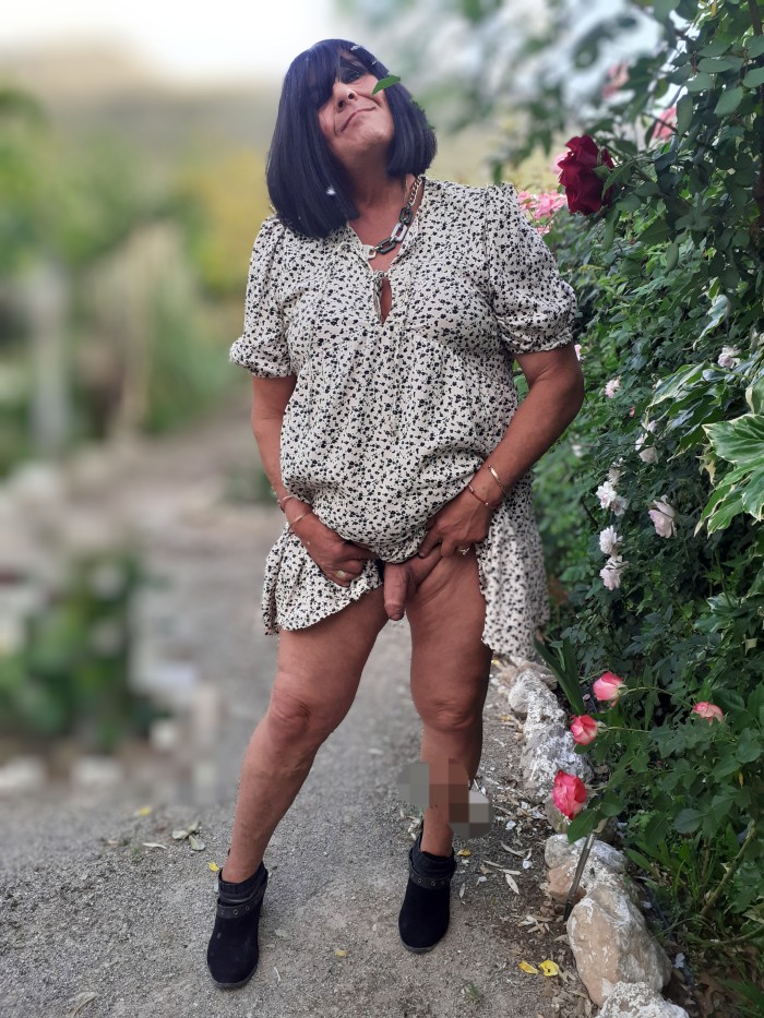 Hombre madurito bisex se viste de mujer