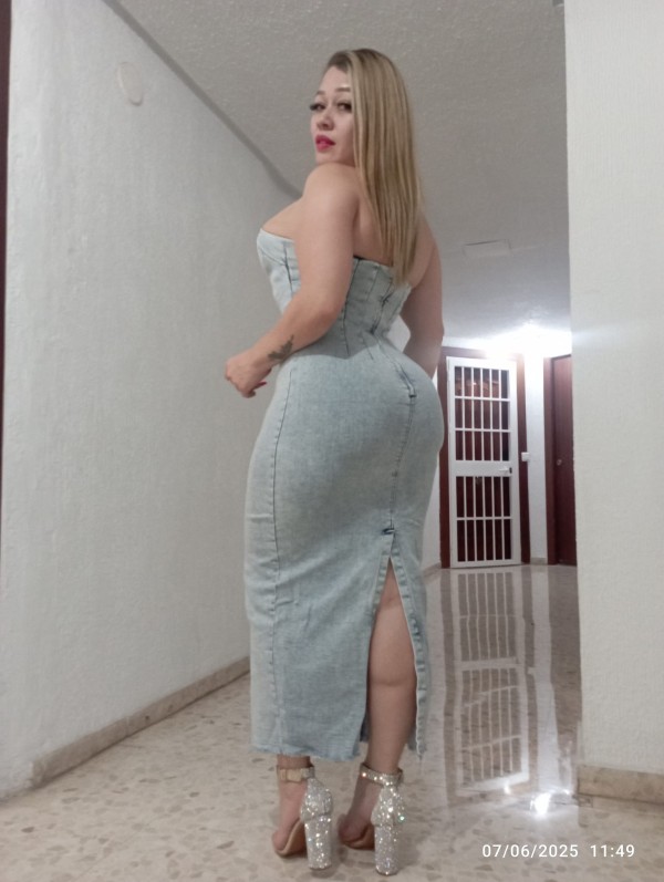 rubia fiestera super culona muy completa